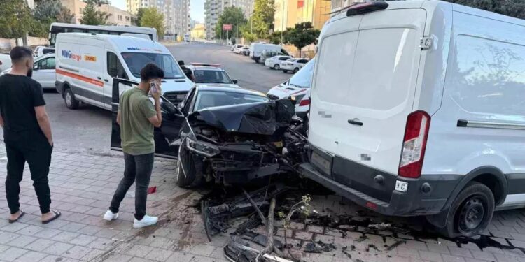 Minik avtomobili və mikroavtobus toqquşdu: 1 yaralı