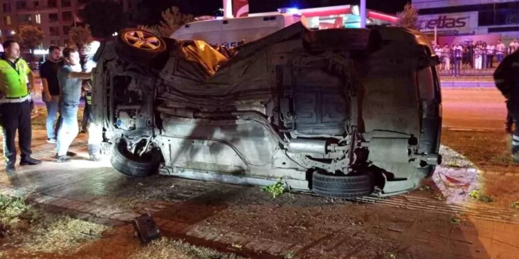 Avtomobil ağaca çırpılara aşdı: 2 yaralı