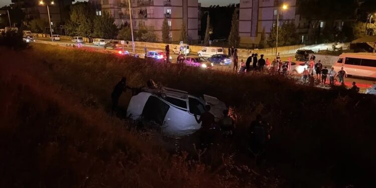 Avtomobil yol kənarındakı dərəyə aşdı: 2 yaralı