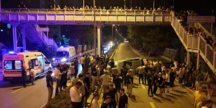 Minik avtomobili yerüstü keçidə çırpıldı:3 yaralı