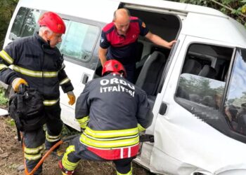 Minik avtomobili və mikroavtobus toqquşdu: 16 yaralı