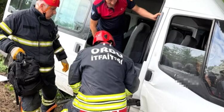 Minik avtomobili və mikroavtobus toqquşdu: 16 yaralı