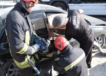 Minik avtomobili və TIR toqquşdu: 3 yaralı