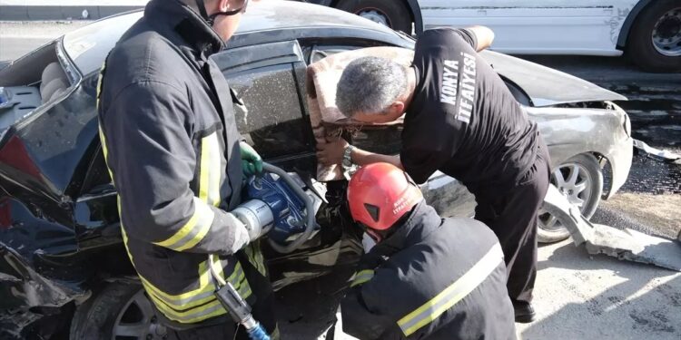 Minik avtomobili və TIR toqquşdu: 3 yaralı