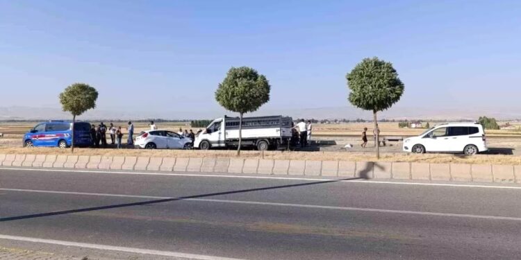 Minik avtomobili və yük maşını toqquşdu: 2 yaralı