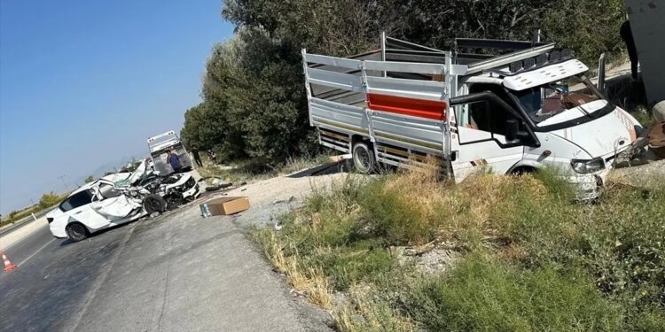 Minik avtomobili və motosiklet toqquşdu: 1 ölü, 5 yaralı