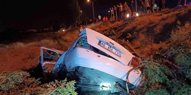 Avtomobil tarlaya aşdı: 1 ölü, 1 yaralı