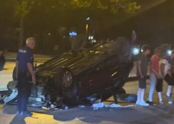 Avtomobil evakuatora çırpıldı: 2 yaralı