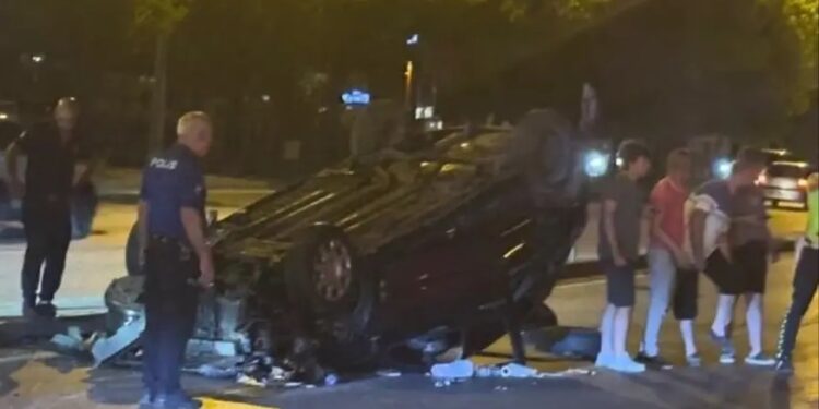 Avtomobil evakuatora çırpıldı: 2 yaralı