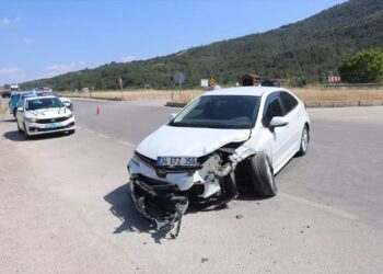 İki avtomobil toqquşdu: 3 yaralı