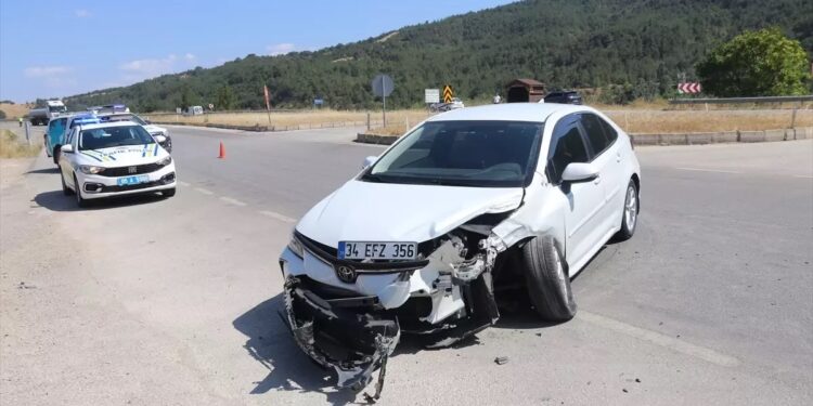 İki avtomobil toqquşdu: 3 yaralı