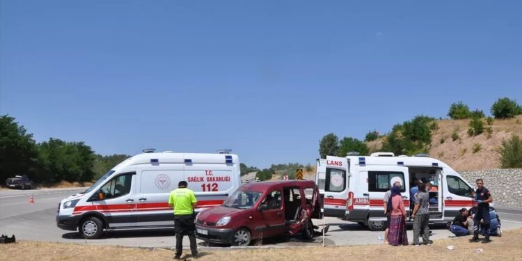 İki avtomobil toqquşdu: 10 yaralı