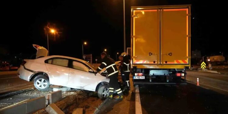 Minik avtomobili və yük maşını toqquşdu