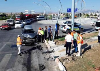 Mikroavtobus və minik avtomobili toqquşdu: 8 yaralı