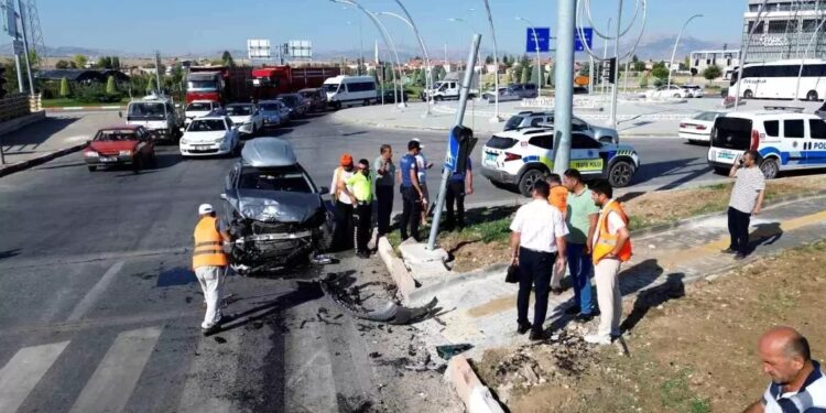 Mikroavtobus və minik avtomobili toqquşdu: 8 yaralı