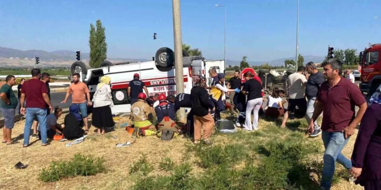 Minik avtomobili və təcili yardım avtomobili toqquşdu: 7 yaralı