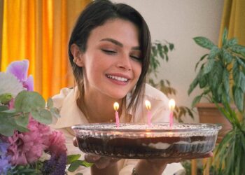 Atası azərbaycanlı olan aktrisa Sinem Ünsalın yeni bikinili fotoları izləyiciləri heyran etdi-FOTOLAR