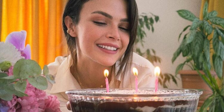 Atası azərbaycanlı olan aktrisa Sinem Ünsalın yeni bikinili fotoları izləyiciləri heyran etdi-FOTOLAR