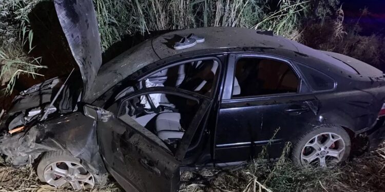 Avtomobil yol kənarına aşdı: 2 yaralı