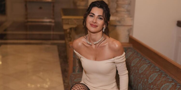 Azərbaycanlı aktrisa Nəsrin Cavadzadənin bikinili FOTOları gündəm oldu