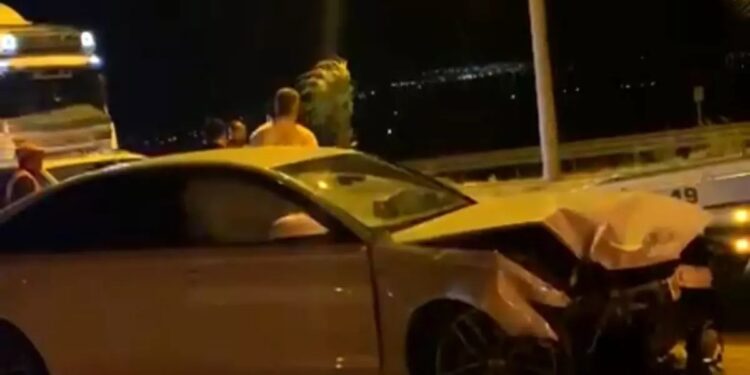 Minik avtomobili iki avtomobilə çırpıldı