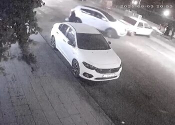 Minik avtomobili 2 piyadanı vurdu