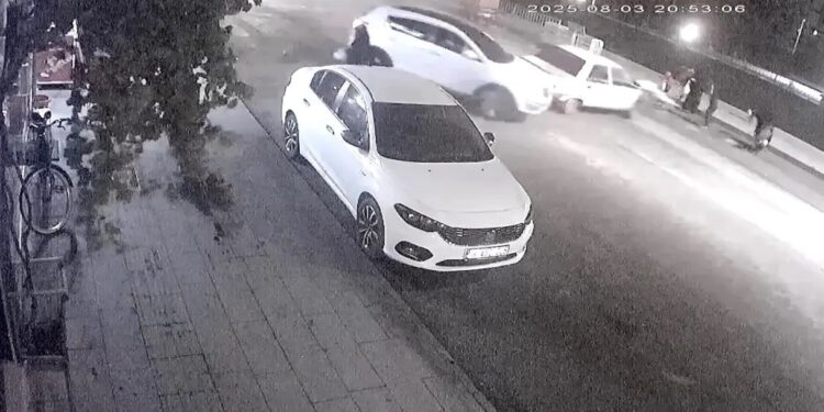 Minik avtomobili 2 piyadanı vurdu