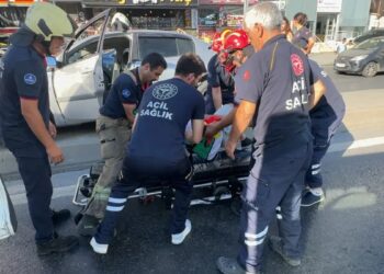 Avtomobil dirəyə çırpıldı: Sürücü yaralandı