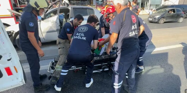 Avtomobil dirəyə çırpıldı: Sürücü yaralandı