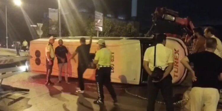 Minik avtomobili və avtobus toqquşdu: 10 yaralı