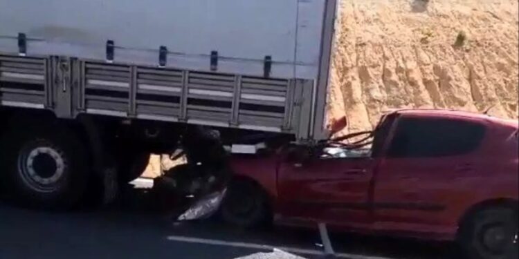 Minik avtomobili TIR-a çırpıldı: 1 yaralı