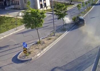 Avtomobil səkiyə çırpıldı