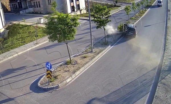 Avtomobil səkiyə çırpıldı