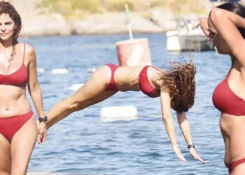 Tanınmış aktirisa qırmızı bikinisi ilə diqqət çəkdi-FOTOLAR