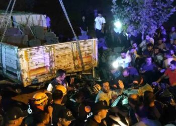 Minik avtomobili TIR-a çırpıldı: 2 ölü