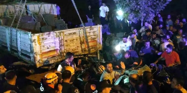 Minik avtomobili TIR-a çırpıldı: 2 ölü