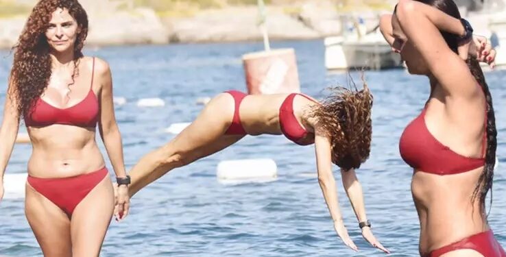 Tanınmış aktirisa qırmızı bikinisi ilə diqqət çəkdi-FOTOLAR