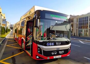 Bakıda dəhşətli qəza: Avtobusun qarşısından keçən iki piyadanı avtomobil vurdu – ANBAAN GÖRÜNTÜ