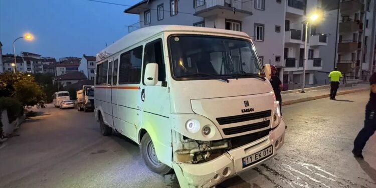 Minik avtomobili və mikroavtobus toqquşdu: Piyada yaralandı