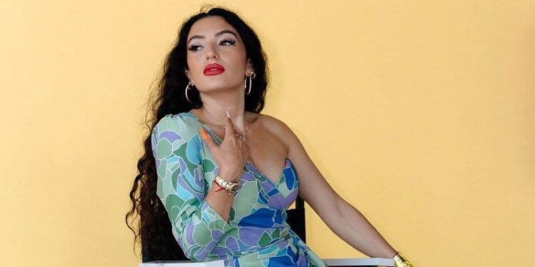 Dilarə Kazımovanın küçədə paltar dəyişməsi sosial şəbəkələrdə müzakirələrə səbəb oldu - VİDEO