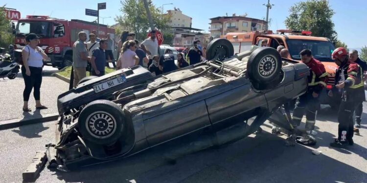 Avtomobil səkiyə çırparaq aşdı: 2 yaralı