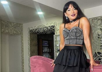 Azərbaycanlı müğənni geyimini maşında DƏYİŞDİ – VİDEOya belə çəkdilər