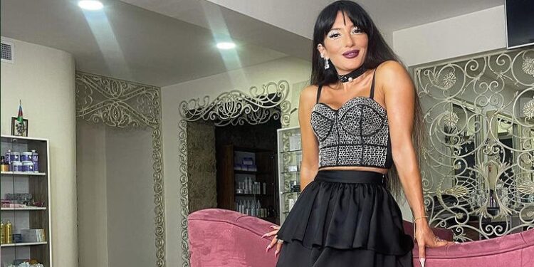 Azərbaycanlı müğənni geyimini maşında DƏYİŞDİ - VİDEOya belə çəkdilər