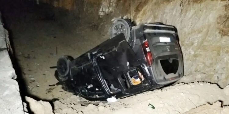 İki avtomobil toqquşdu: Avtomobillərdən biri yol kənarına aşdı