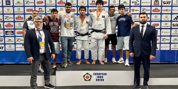 2 cüdoçumuz Dövlət Himnimizi səsləndirib