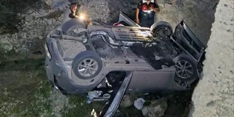 Avtomobil çaya aşdı: 5 yaralı