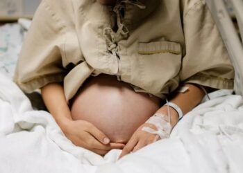 Canlı yayımda hamilə aparıcının uşağı düşdü: Zoi Uilyams təcili açıqlama verdi