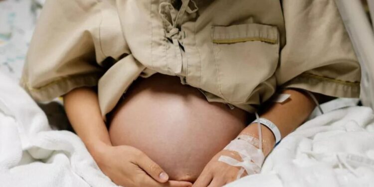 Canlı yayımda hamilə aparıcının uşağı düşdü: Zoi Uilyams təcili açıqlama verdi