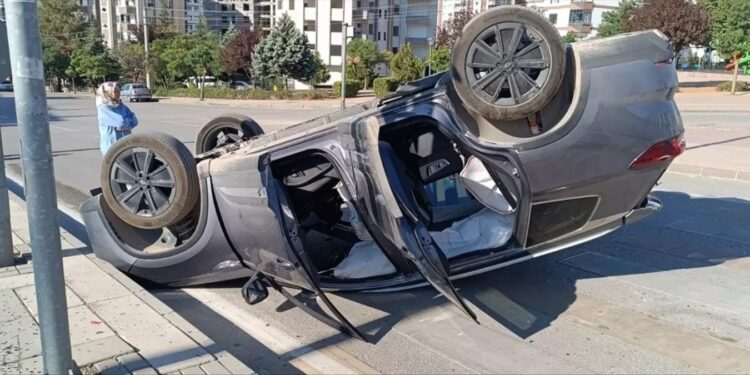 Minik avtomobili polis avtomobili ilə toqquşdu: Avtomobillərdən biri aşdı