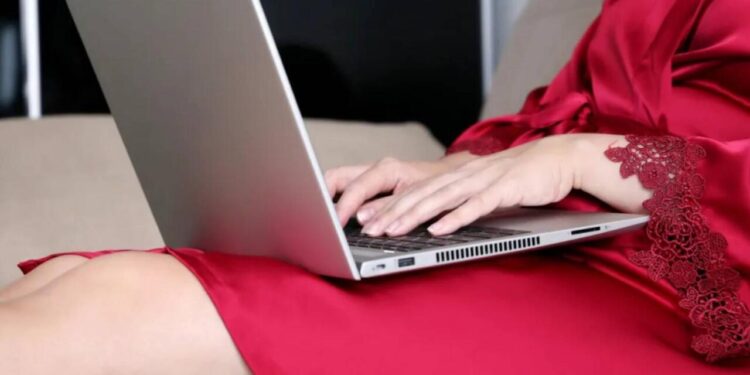 Araşdırma: Evli kişilərin 68 faizi gizli şəkildə böyüklər üçün videolara baxır – Psixoloqlar səbəbləri açıqladı